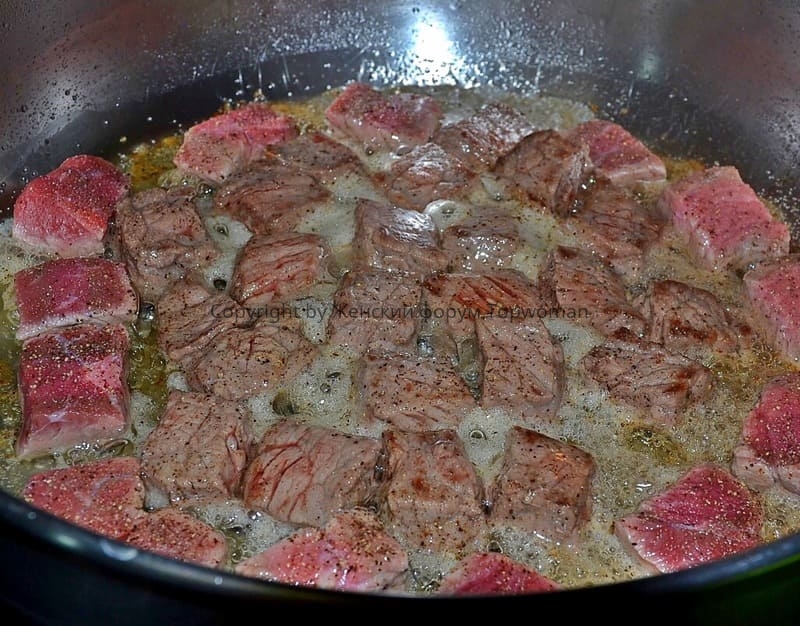 Тушёная говядина на сковороде